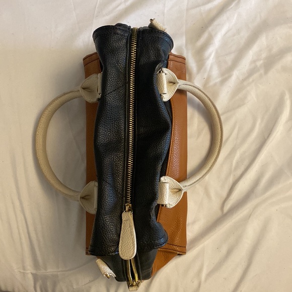 Guess purse poly synthetic leather - Picture 2 of 8